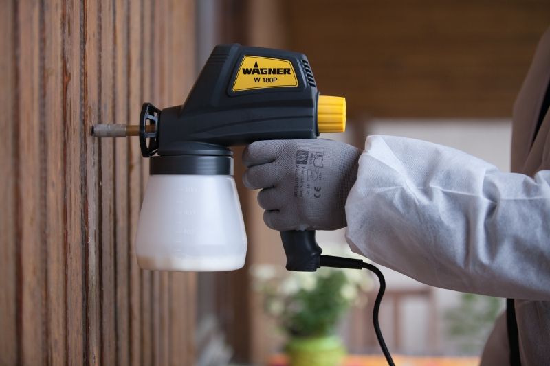 Inyectando insecticida en la madera